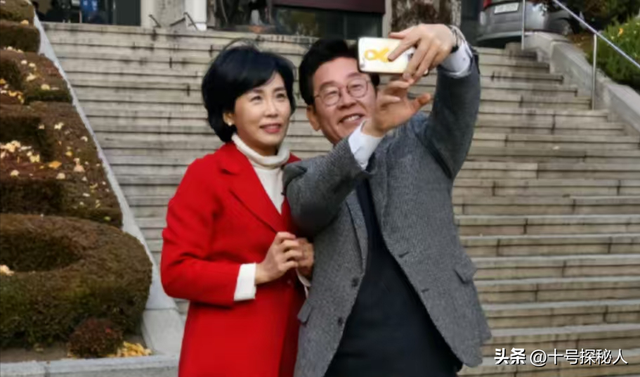 李在明也没想到	，访华仅3天，59岁妻子竟凭一个举动给他长脸了