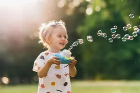 不管有钱没钱，这4个方面一定要对娃大方些图片