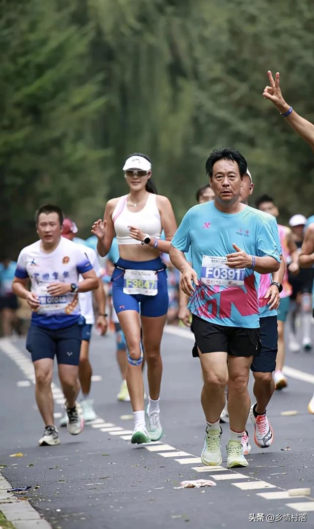 马拉松最美女运动员，身高目测190，体格高大，颜值超高，遭围观