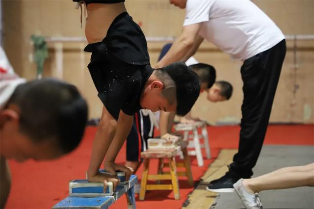 文旅活动正在集体“抄作业”？从英歌舞到泼水节，我们丢掉了什么