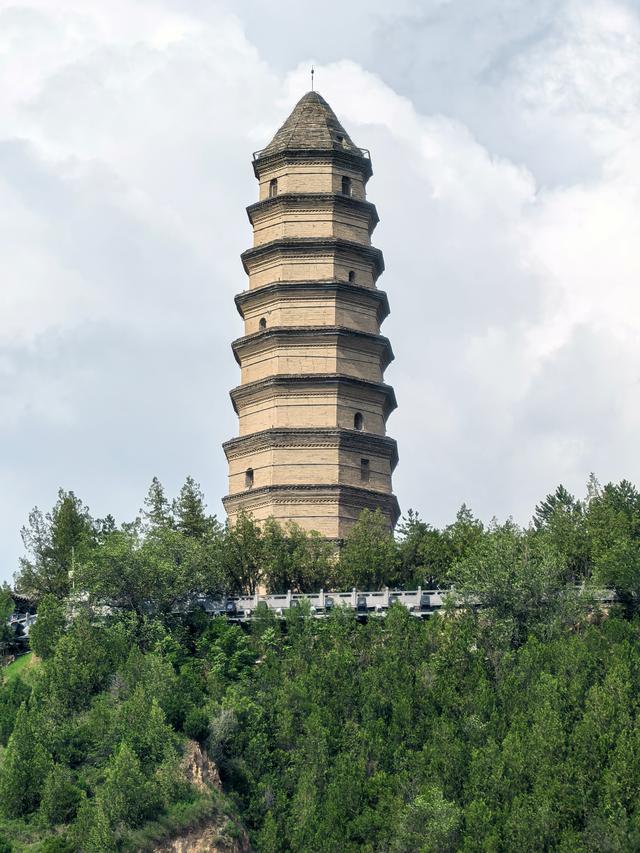 不进景区也能看到宝塔山，还可以乘坐免费公交车去延安革命纪念馆