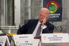 82岁拜登在非洲打瞌睡，看舞蹈时精神抖擞，坐到会议桌旁却犯困图片