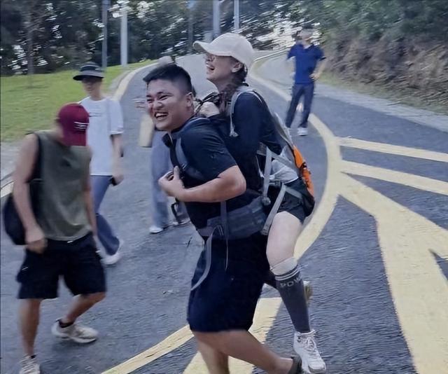 广东女子登山脚崴，被陌生小伙背40分钟下山，恶心的一幕出现了