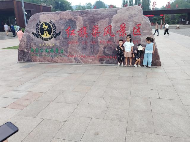 红旗渠值得你去观看！7学习前辈们的精神。