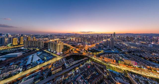 西南地区唯一的特大城市，GDP破8000亿，享有“春城”的美誉