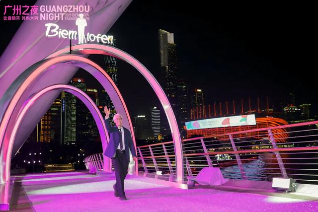 一场时尚大秀，一座大城闪亮