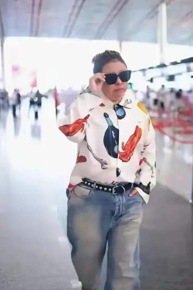 55岁韩红瘦后似换个人,穿花衬衫不丑,意外时髦年轻,气质拉风