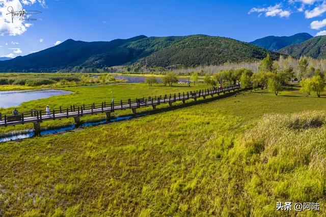 到泸沽湖“走婚”，这条300米的水上长桥肯定是要上去一趟的