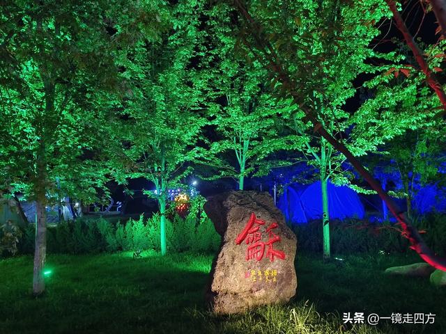 入夜，通化2021年打造的佟佳江旅游度假区灯光亮起，如梦似幻