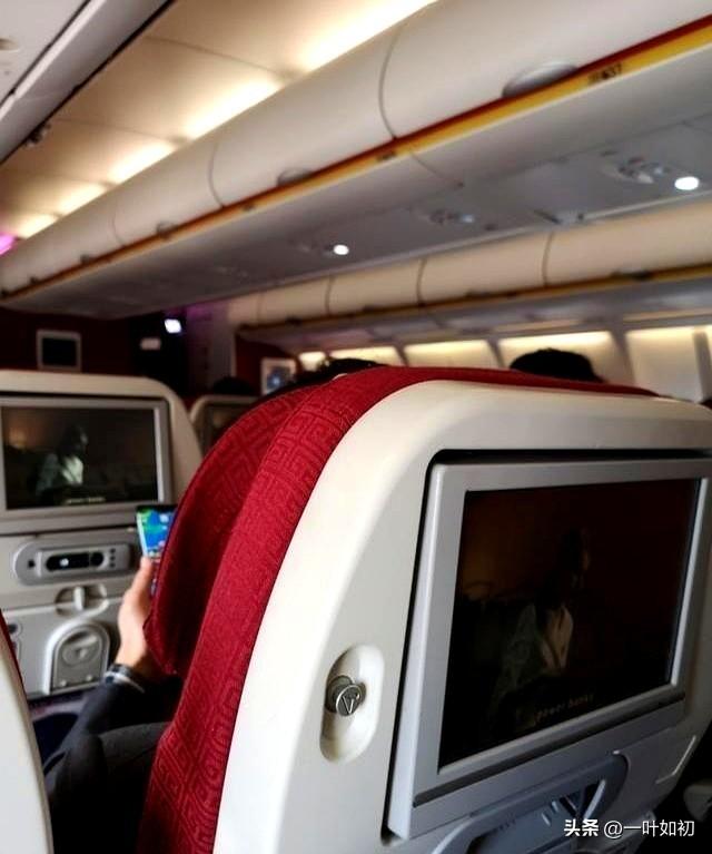 南航上线“刀片座椅”！网友疯狂吐槽：体验太差！南航成廉航了？