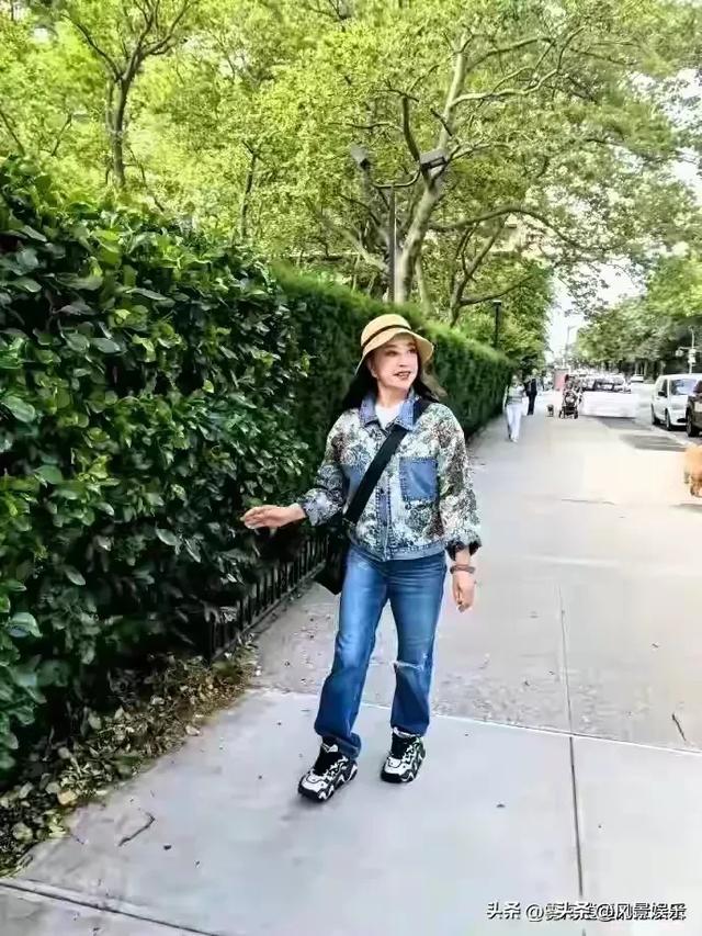75岁刘晓庆出门散步 穿着打扮很时尚 时髦感赶上00后了 还状态满满