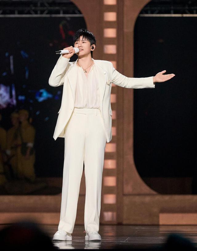 金鸡奖张杰唱《追寻》，一曲《我爱你中国》，观众瞬间泪目了