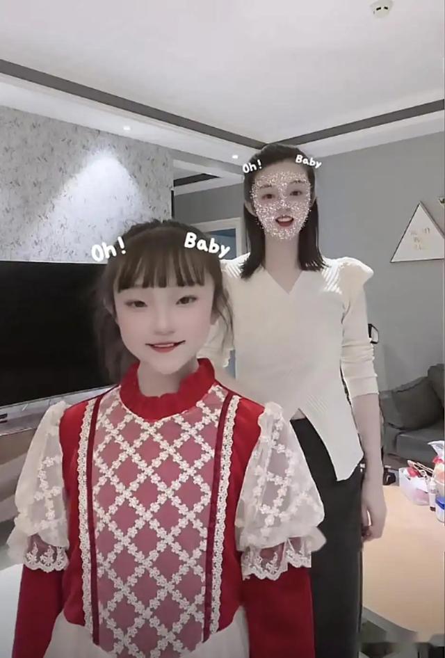 九三阅兵后，女兵领队王媛火了，私下美照曝光，已育三娃仍像少女