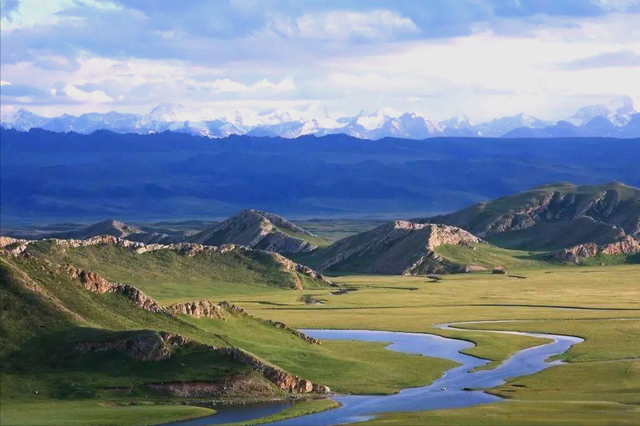 月薪8000留不住人，牧民靠万亩草场维生，新疆的上限下限超乎想象