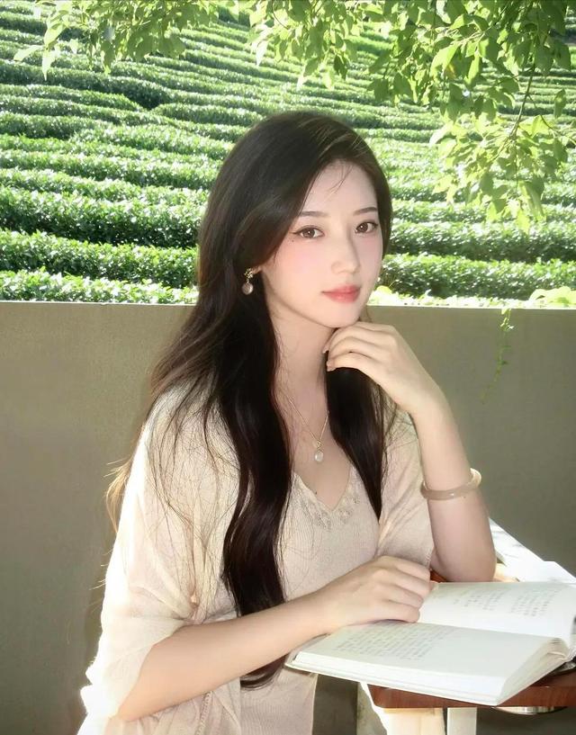 昆明大学一校花好漂亮， 身高169cm，体重50kg 美的让人移不开眼