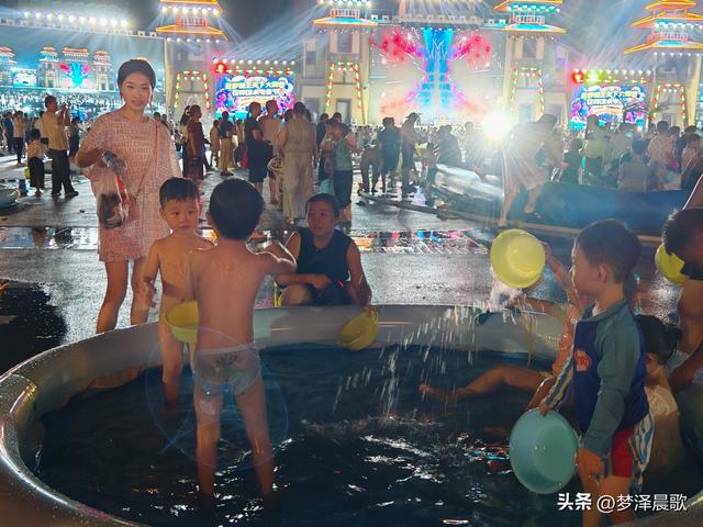 湖北：云梦举办首届花样泼水电音节