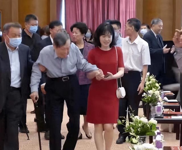 杨振宁妻子翁帆曾自白：为了丈夫的身体，我16年来都是早睡早起