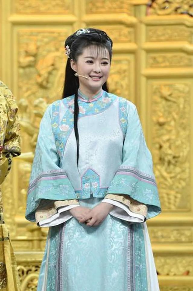 袁立近照曝光，身上米黄色裙子抢镜，比之前瘦了，公开讲课状态好