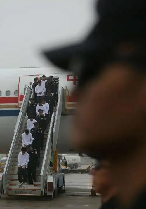 首富夫妻逃亡两年终落网，一人暴力抗法，一人狂卷9.7亿海外被抓