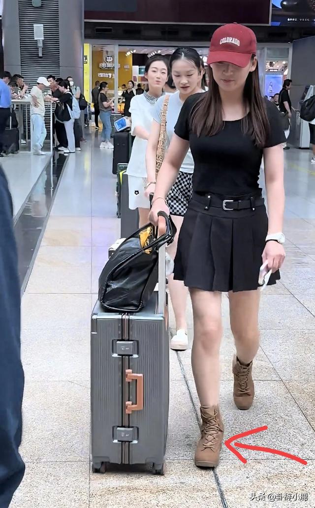 女民兵携彩色拉杆箱返程，连阅兵靴都来不及换，时尚穿搭十分吸睛