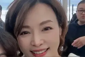 主持人董卿现身上海国际小学，参加11岁儿子的活动，她漂亮又优雅图片