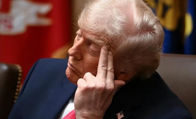 130亿航母压境，马杜罗不忍了，普京连夜送“快递”，敢动手就炸