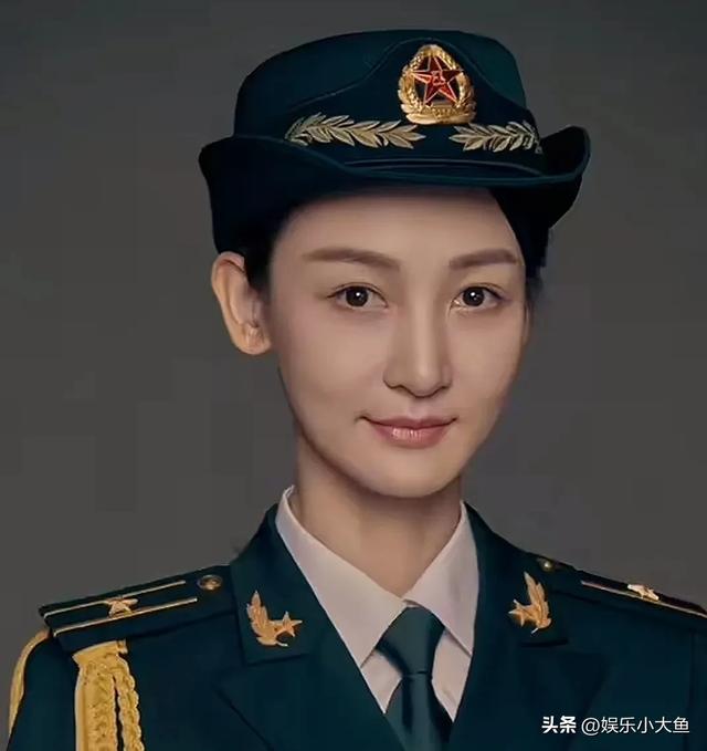 王皓的老婆闫博雅原来也是军人，夫妻俩军装合照太飒了，郎才女貌