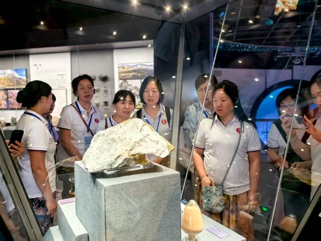 2025年海外华文教师研习班走进新疆地质矿产博物馆