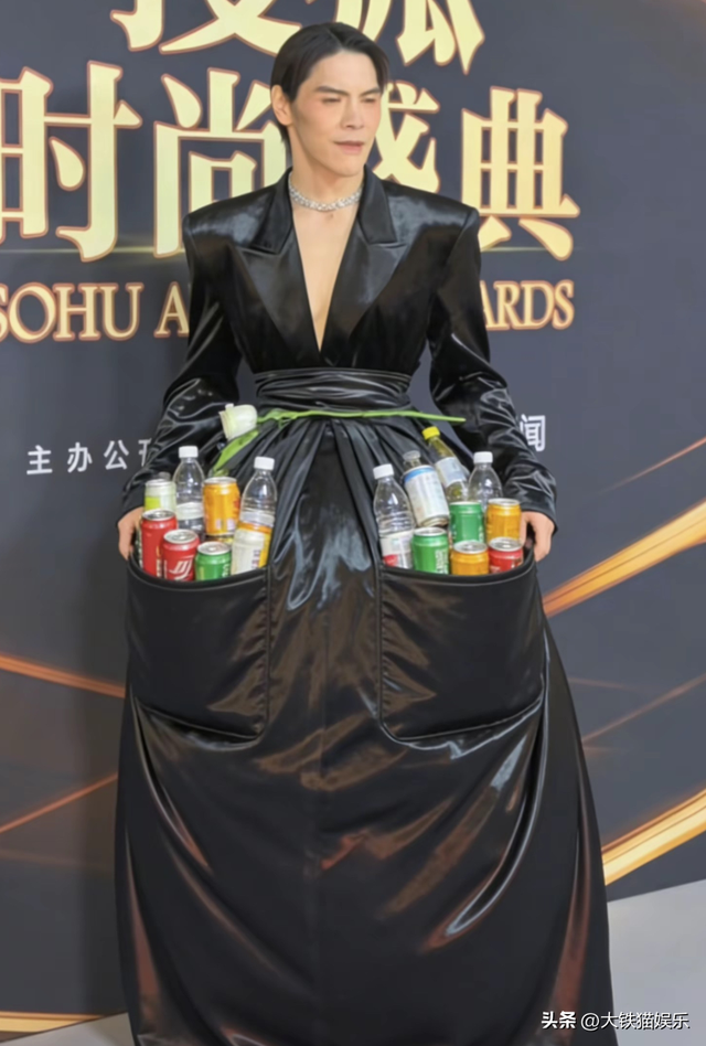 北京这一晚，55岁刘奕君秒了41岁向佐，才懂男人刚阳硬朗的魅力