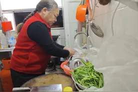 暖心！这群热心人成了他的“亲人”，为他撑起一片天！图片