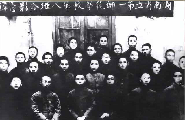 毛主席一生不进故宫，终生再未回延安？周总理的一句话道出实情！