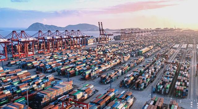 法国总统刚回国就变脸，威胁要对中方加征关税！效仿美国做法