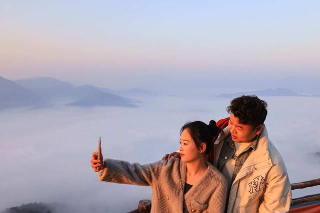 日破云海出，人间皆浪漫