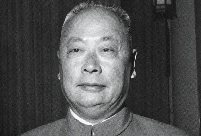 1955年，蒋介石指着十大元帅的照片，对宋美龄说：这个人太可怕了