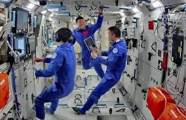 神二十乘组成功返回地球!因祸得福，首次实现跨飞船返航！