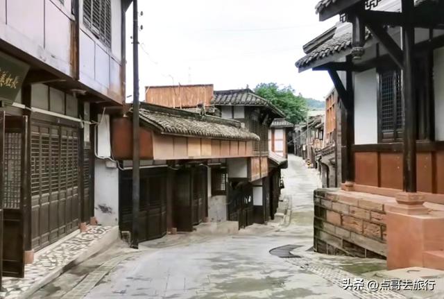 成都龙泉山被冷落的古场镇，街上空无一人，美食诱人被严重低估！