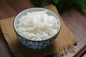 煮米饭，只加水是外行，厨娘教您多加2样，粒粒分明，香浓不发黏图片