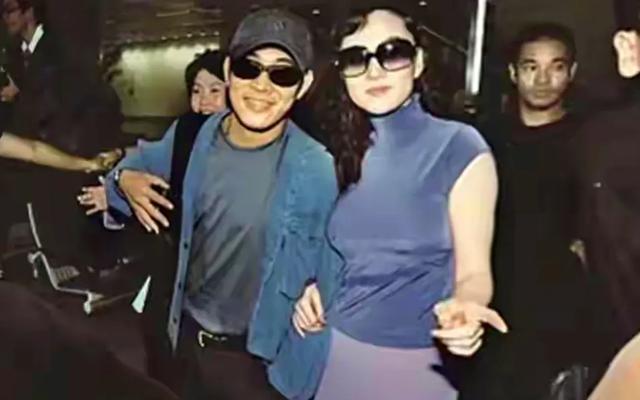 李连杰和岳父大人的合影，瘦下来的利智像极了父亲！