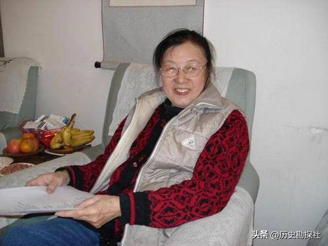 毛主席的机要秘书谢静宜有多美？长相清纯可爱，当过北京市委书记