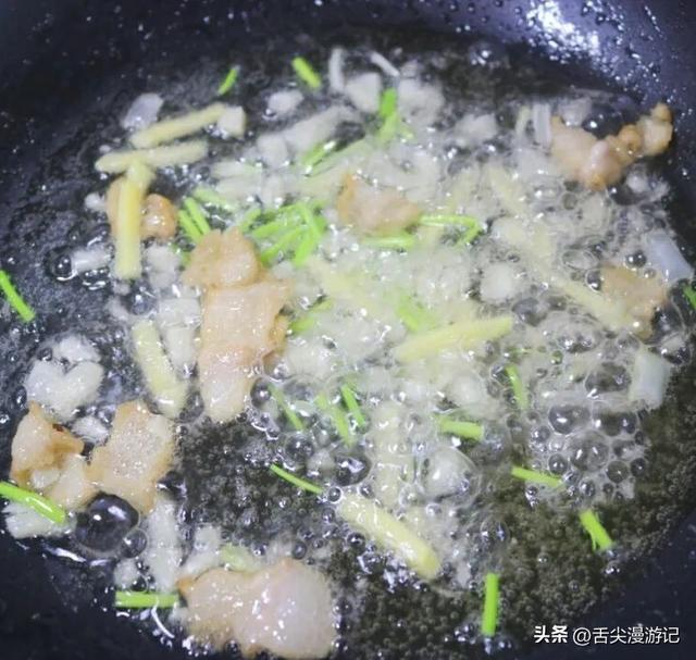 4种家常食材！芹菜香菇炒肉片鲜香下饭，全程大火快炒超入味