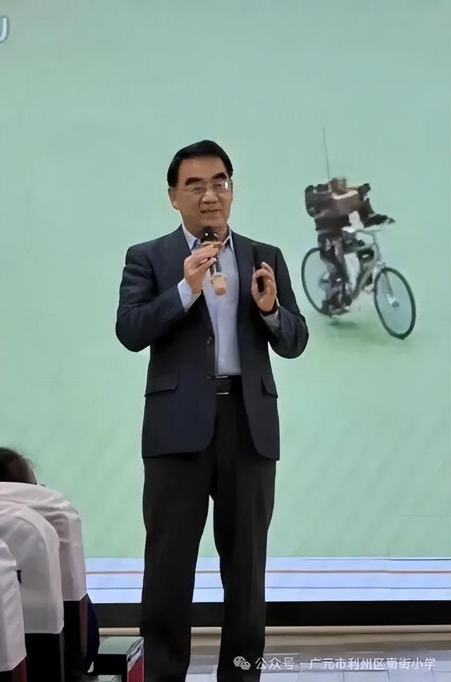 中国科学院老科学家科普演讲团走进利州区南街小学