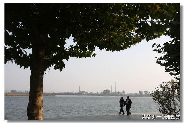 漫步丹东鸭绿江畔，可以隔江望见对岸的朝鲜