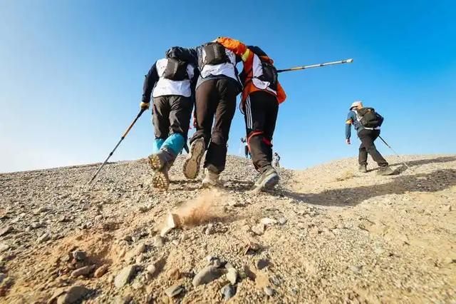 国庆“牛马”扎进山！不挤5A景区，年轻人徒步团爆满！
