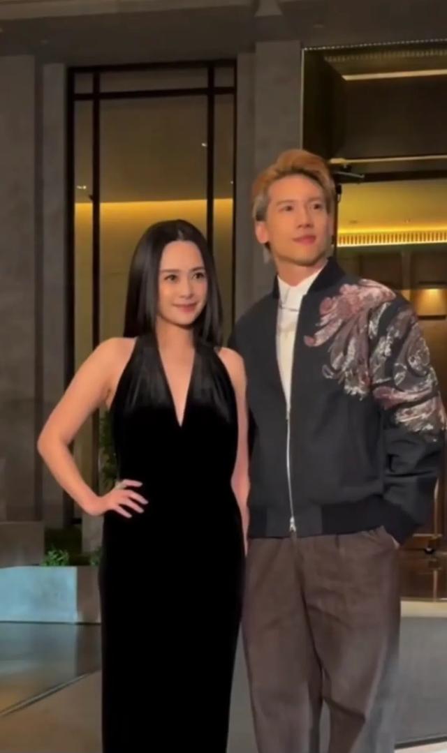 这一夜,傅鹏程成了杨受成的宾客,温碧霞很娇俏,吕良伟夫妻恩爱