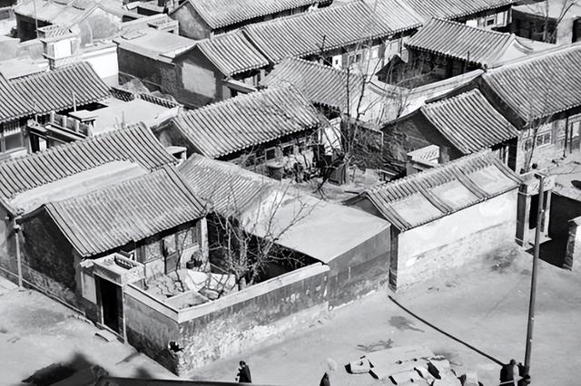 舅舅96年坐牢前买下京城5栋四合院，十年后出狱一看，当场懵了