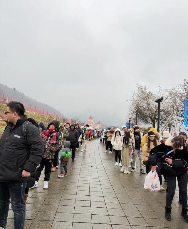 最近去了趟成都，我说句不中听的：素质这块，钱真花对地方了