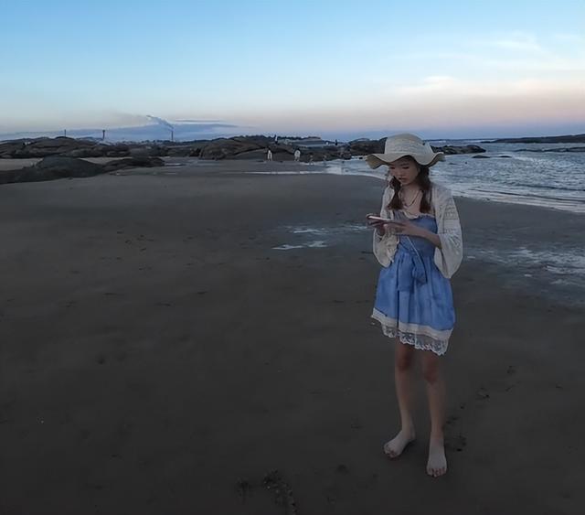 离谱！博主海边拍照遭驱赶，对方放话承包整片海岸，文旅出手了