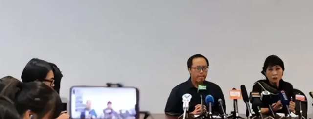 苍天饶过谁！拒唱国歌否认中国籍，俩儿子落户国外，她现状如何？