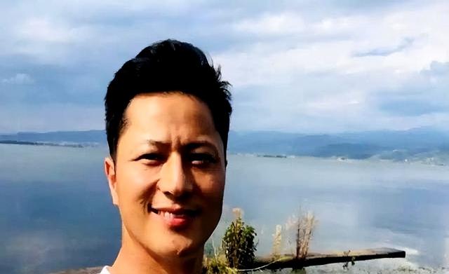 演了83部戏都没红，颜值不输靳东演技不输张译，如今47岁还在拍戏