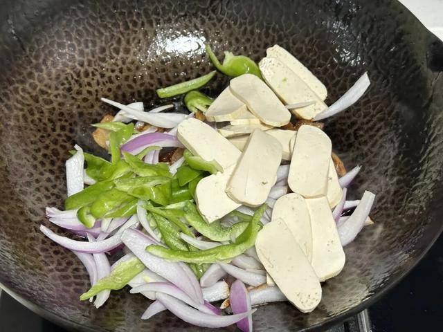 没想到，这三样食材组合炒一盘，才叫好吃下饭！关键既便宜又营养